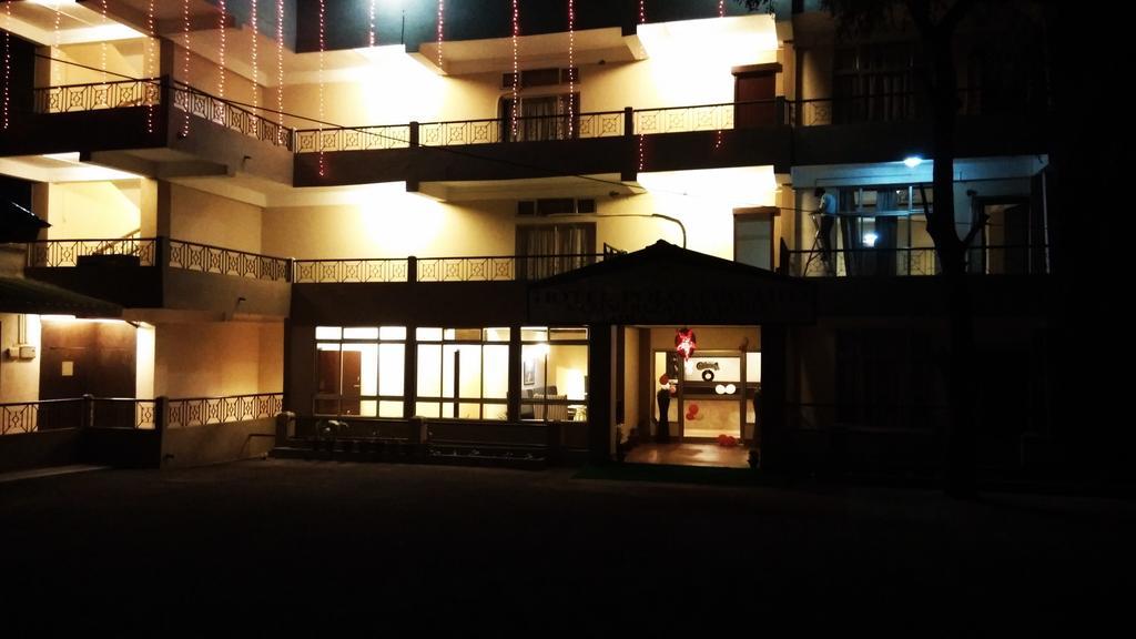 Polo Tura Hotel Exterior foto